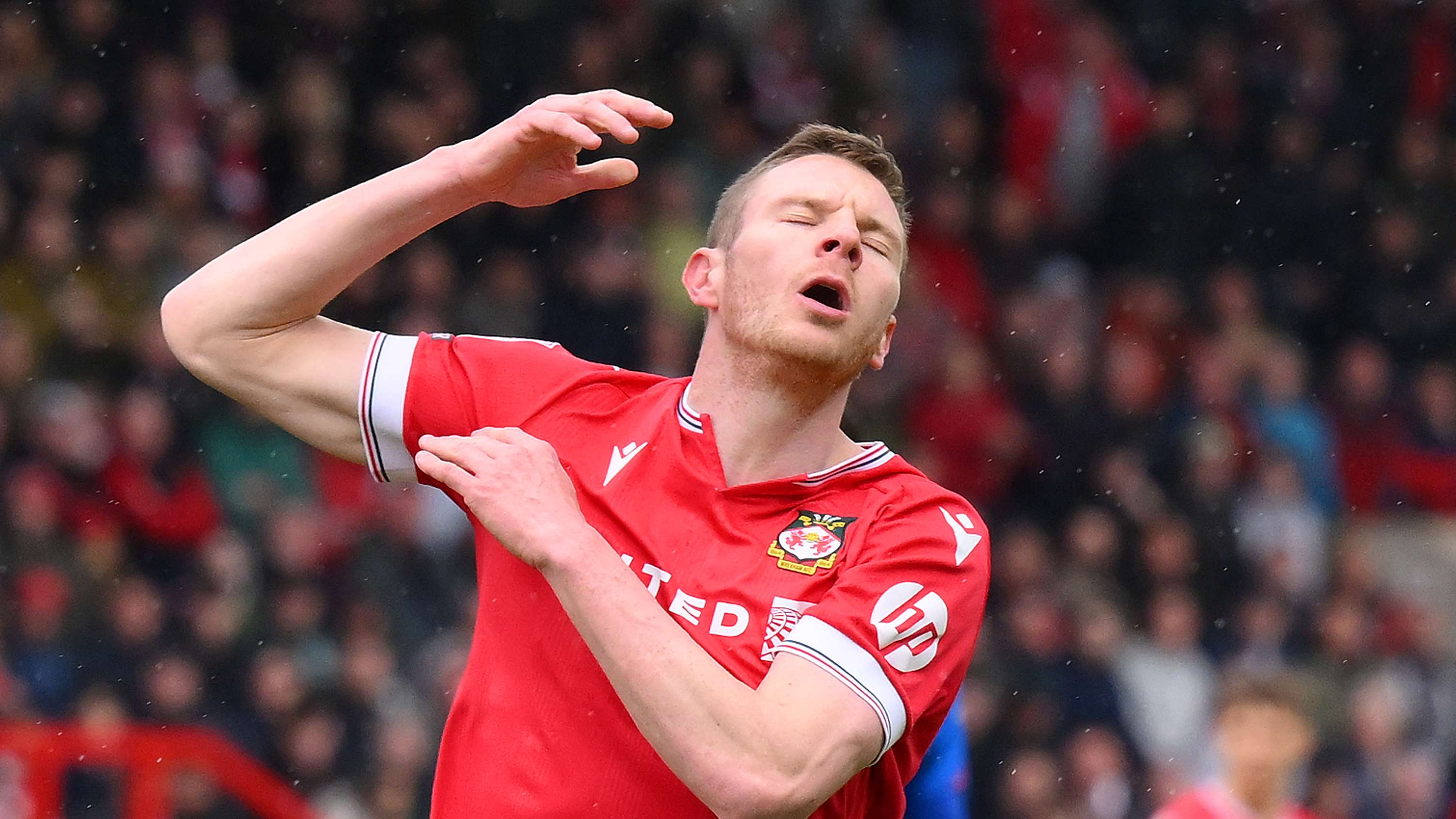 Mullin sparks fresh Wrexham injury fears after early sub  