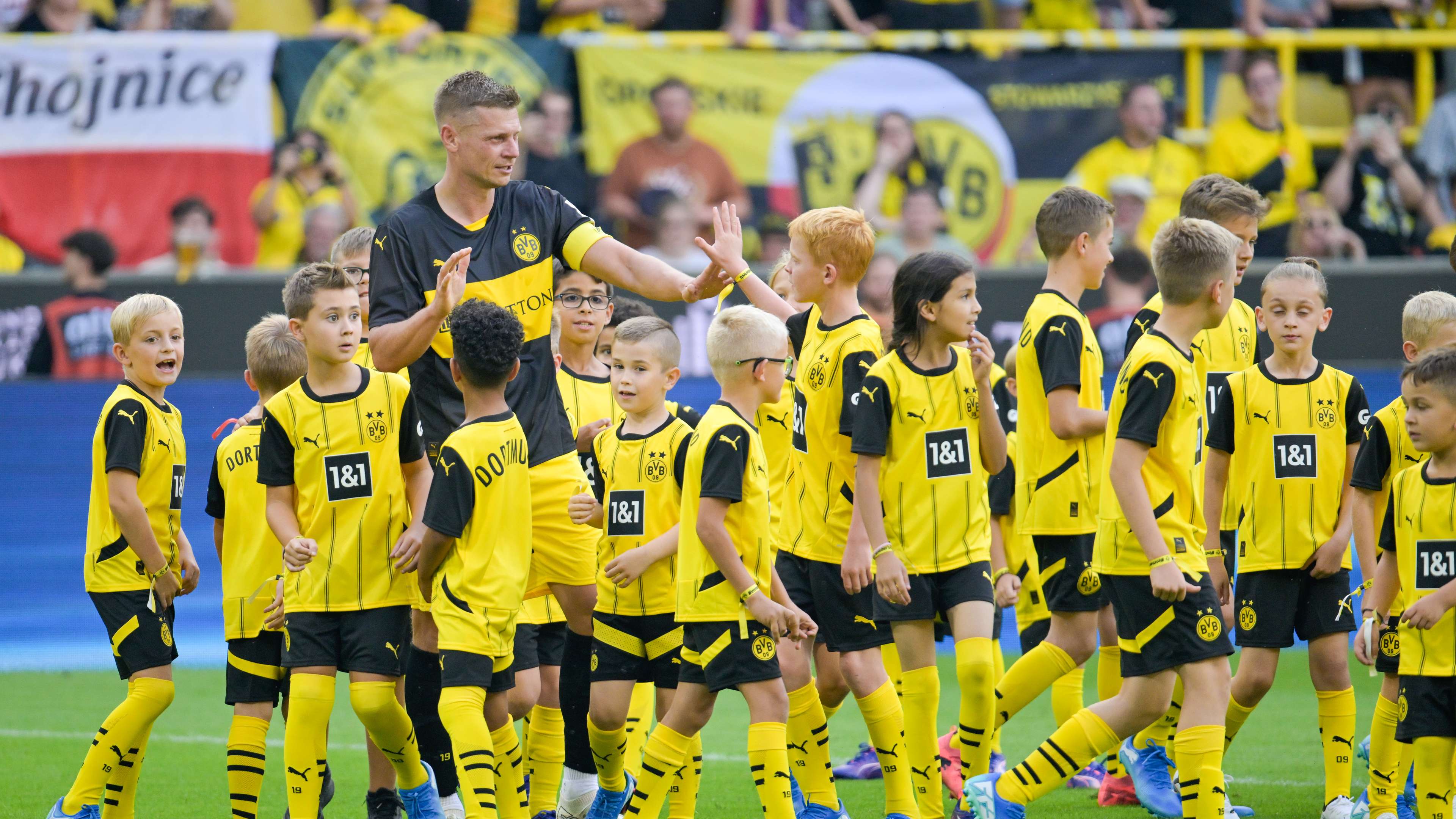 📽️ | Dortmund icons Blaszczykowski & Piszczek take on 100 kids  