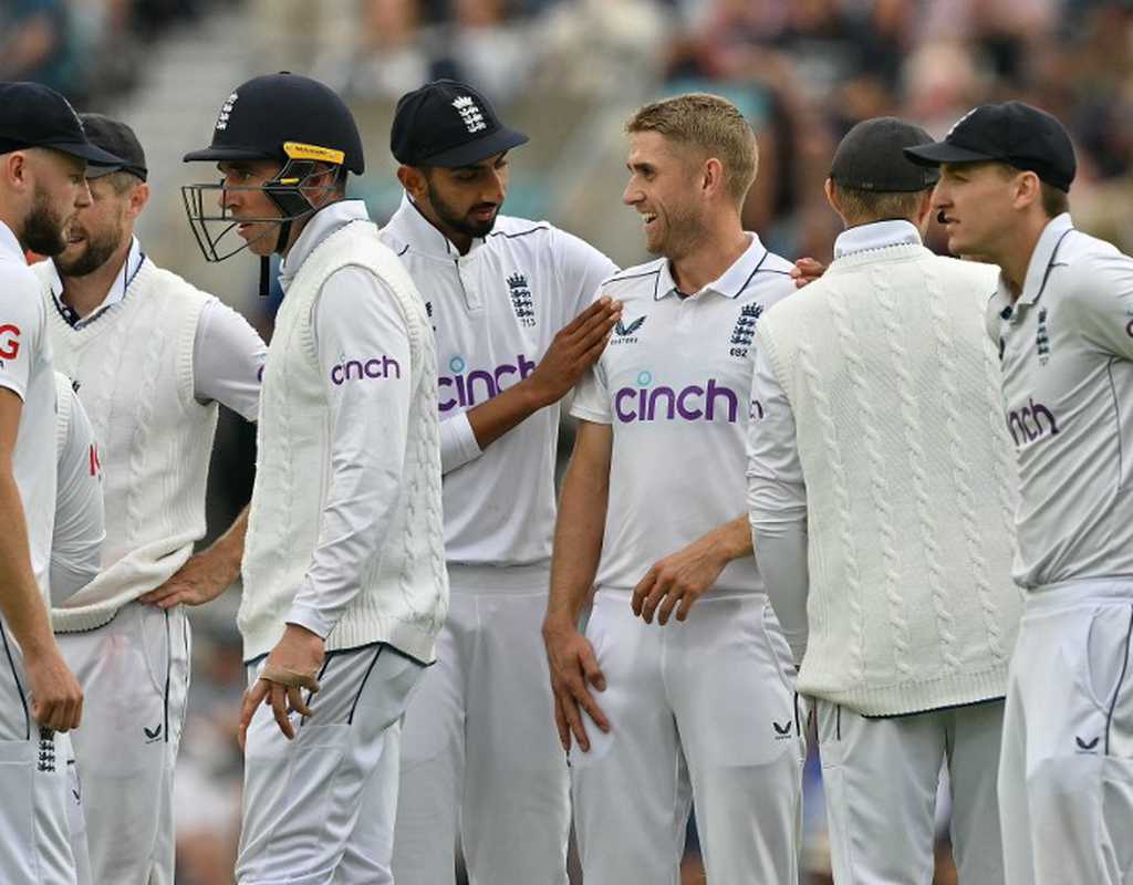 England chip away in frenetic afternoon session  