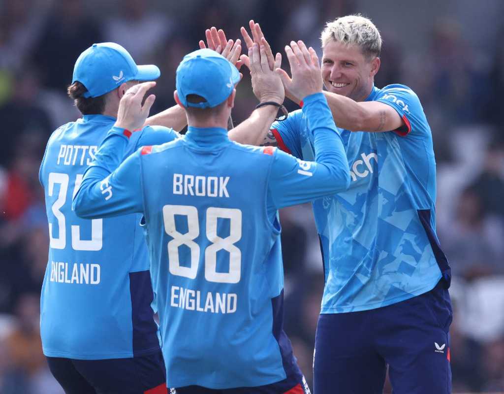Combined bowling effort helps England restrict Australia to 270  