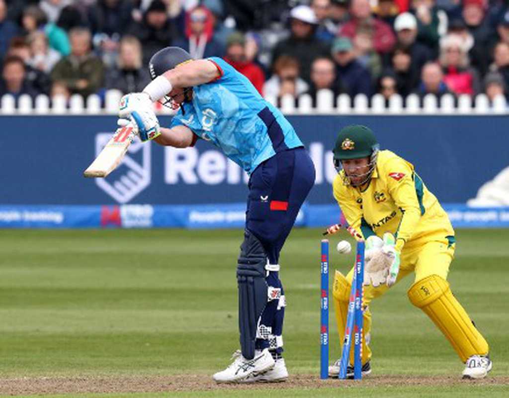 Australia spinners hit back after Duckett ton  