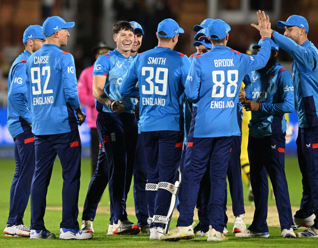 Clinical England decimate Australia at the Lord's to level series  