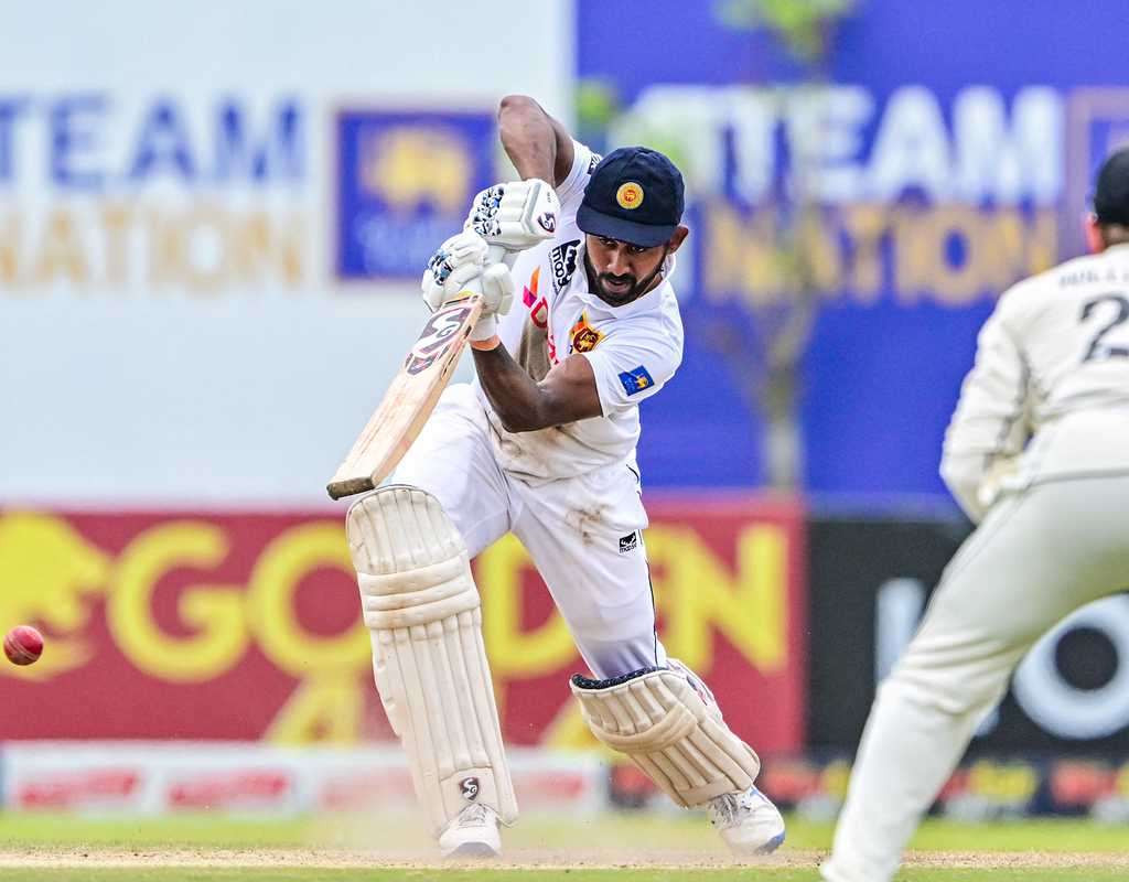 Kamindu Mendis extends Sri Lanka's domination  