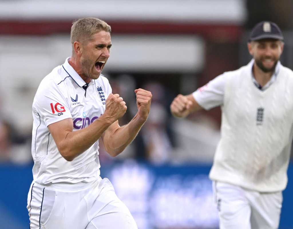 England retain dominant position after Karunaratne wicket  