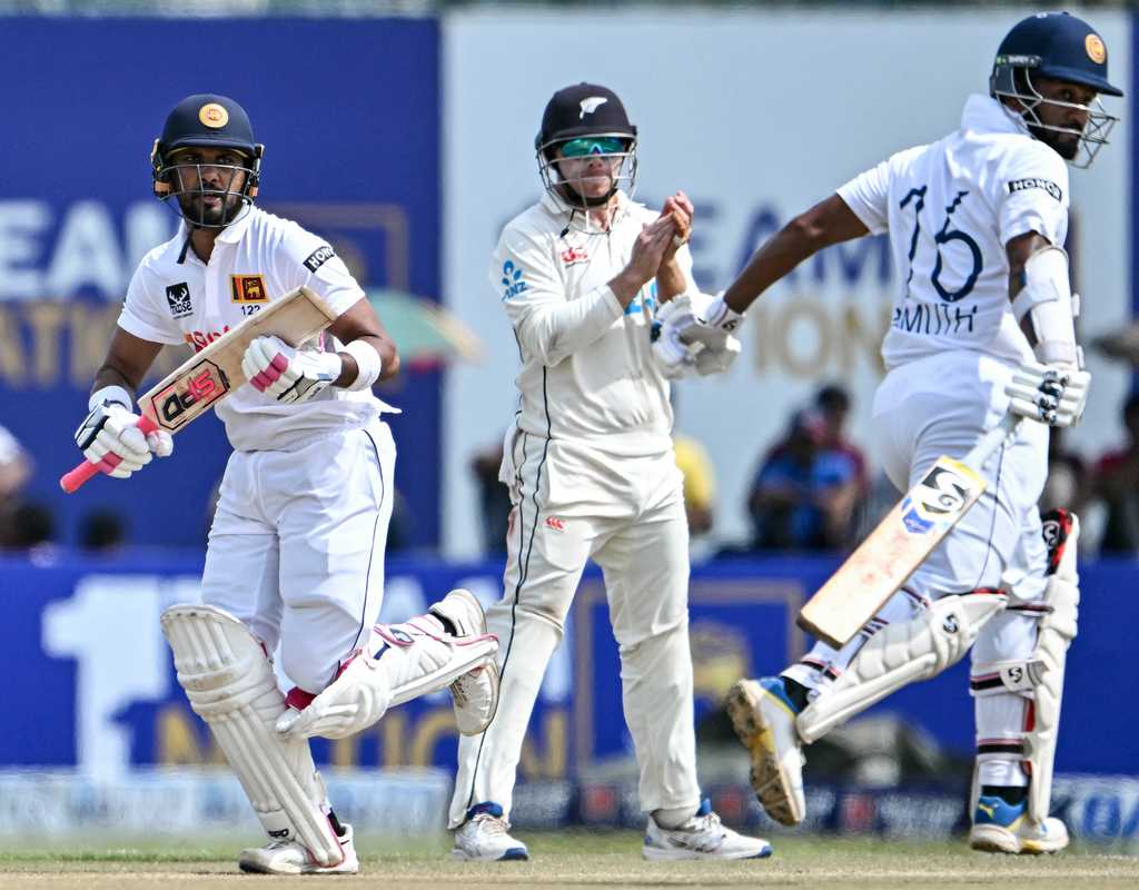 Sri Lanka edge ahead through Karunaratne, Chandimal fifties  