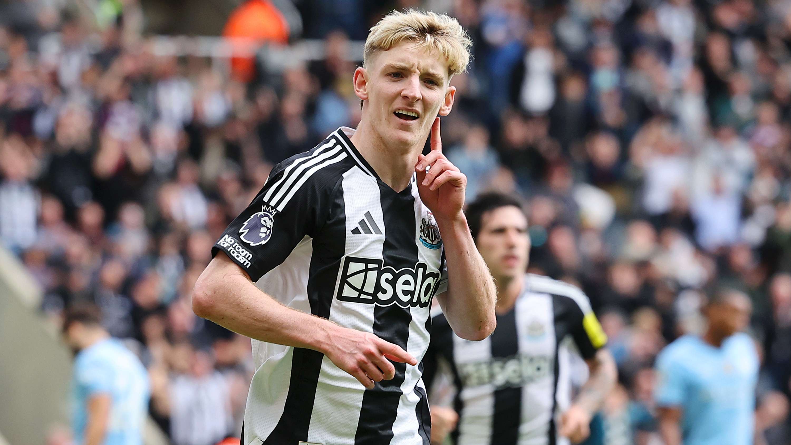 Gordon ends Liverpool talk by penning new Newcastle deal  