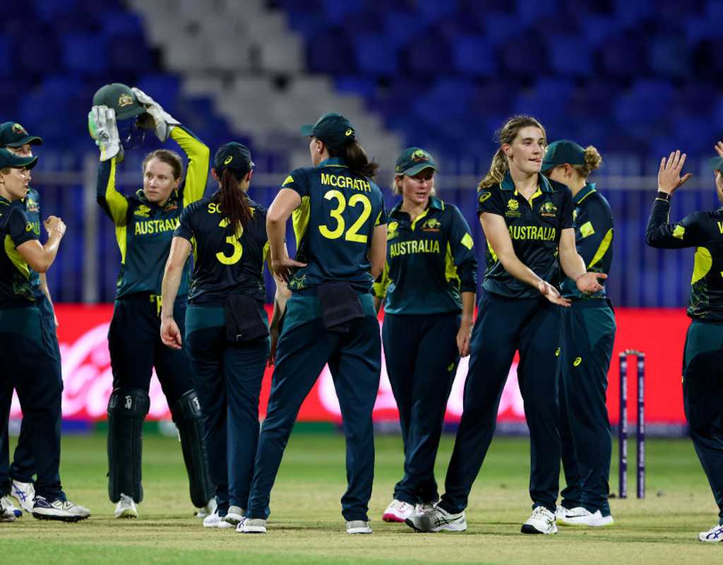 Schutt stars as Australia demolish New Zealand  