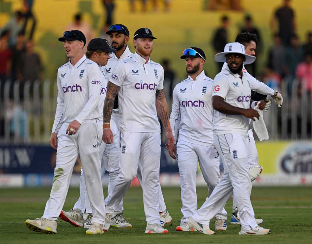 Early strikes help England nullify Pakistan's advantage  