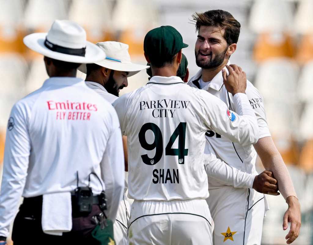 Pakistan's bowling sidelined in now-familiar fashion  
