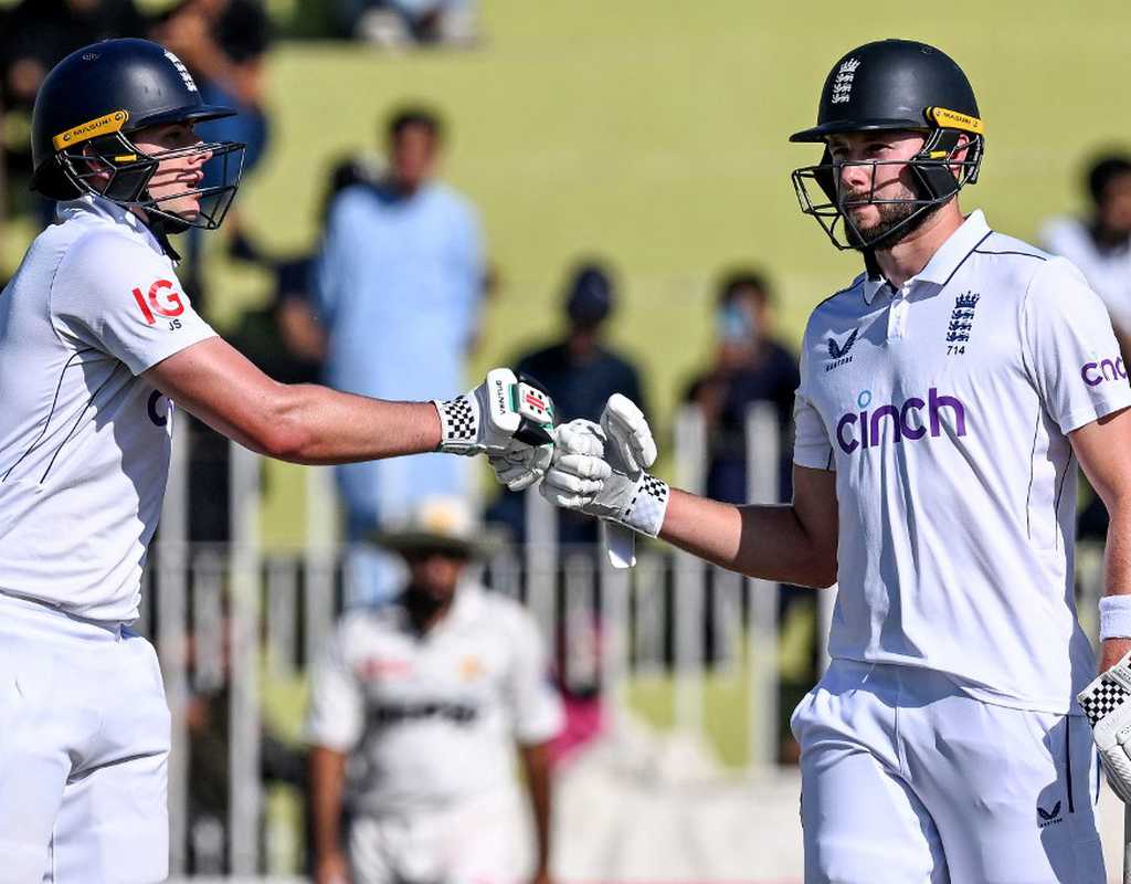 Pakistan remain on top despite Smith's heroics  