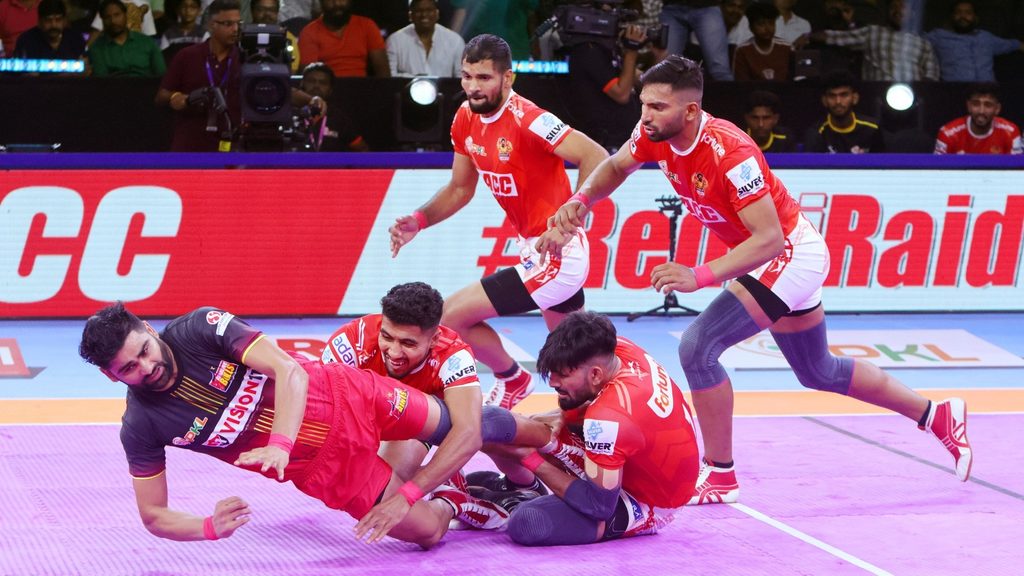 Clinical Gujarat Giants defeat Bengaluru Bulls, while Pardeep Narwal achieves 1700-point milestone  