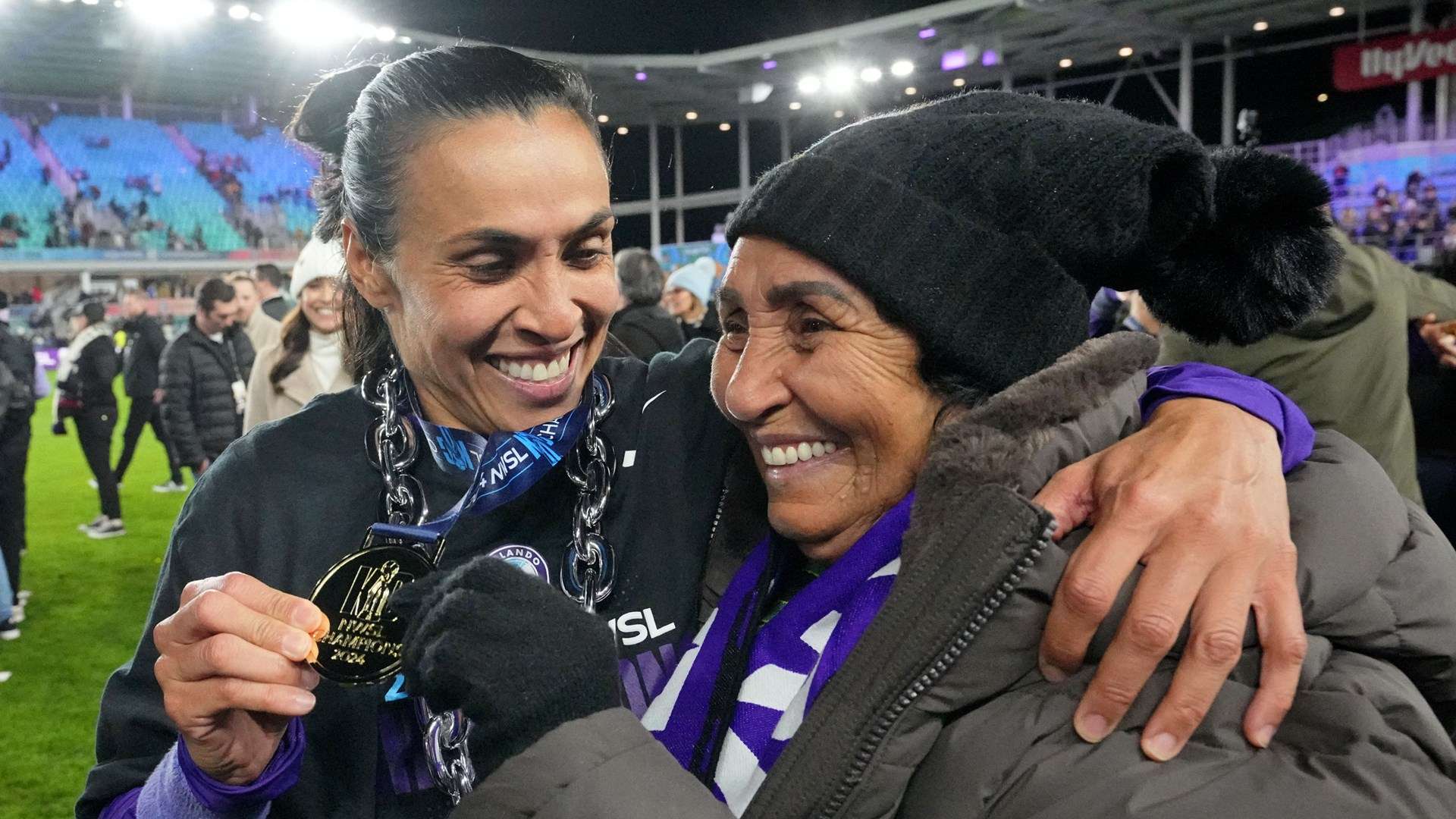 Pride's Marta celebrates NWSL Championship with her mother  