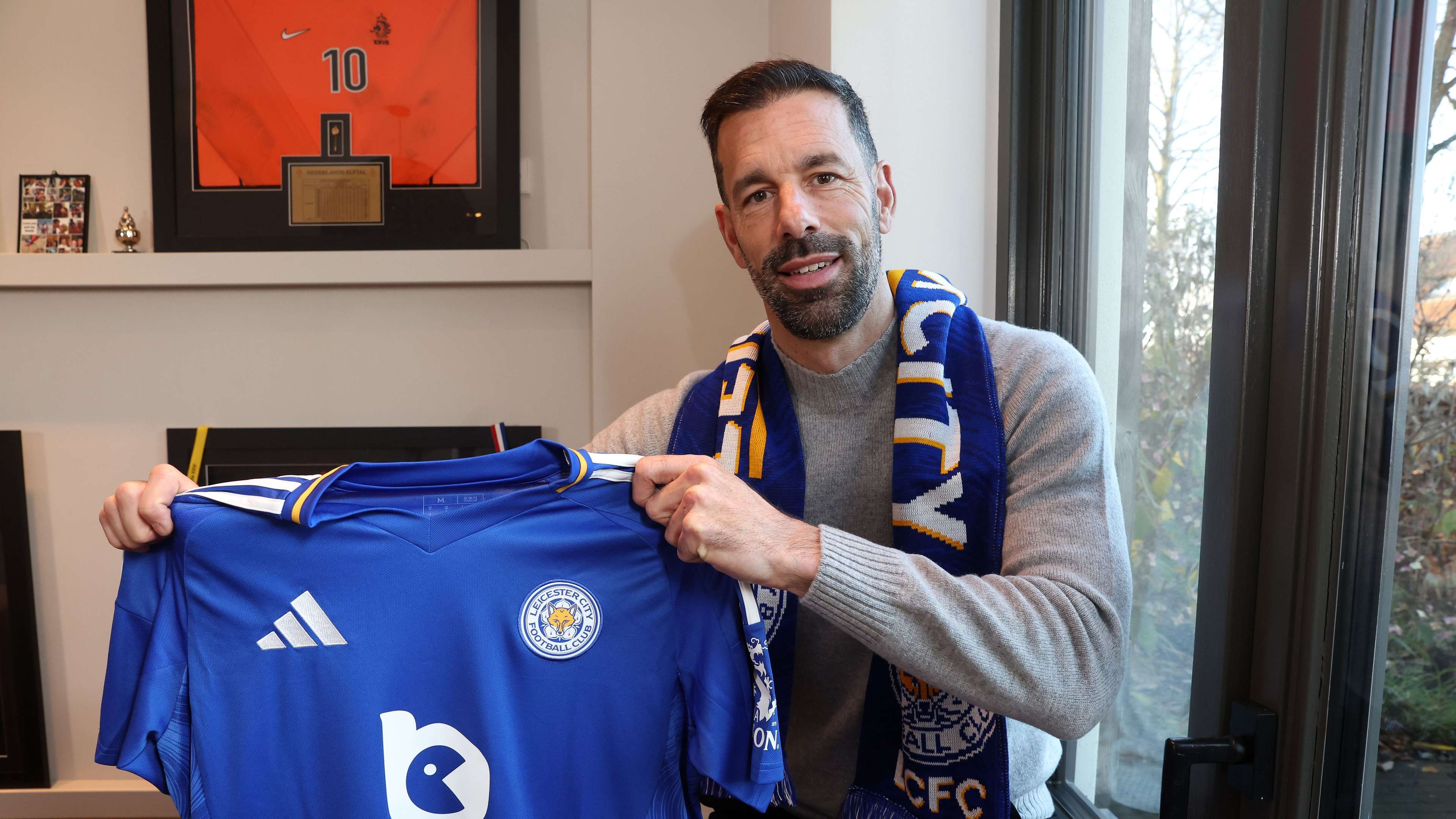 Van Nistelrooy confirmed as new Leicester boss  