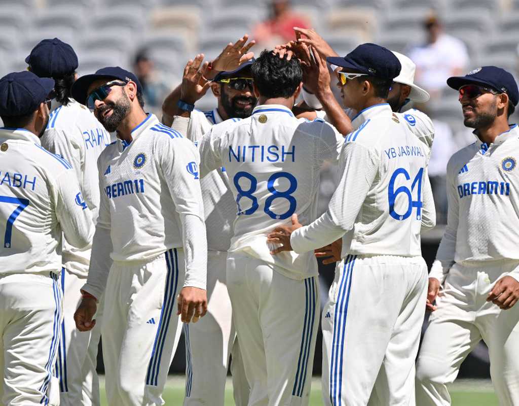 India on the brink despite middle-order resistance  