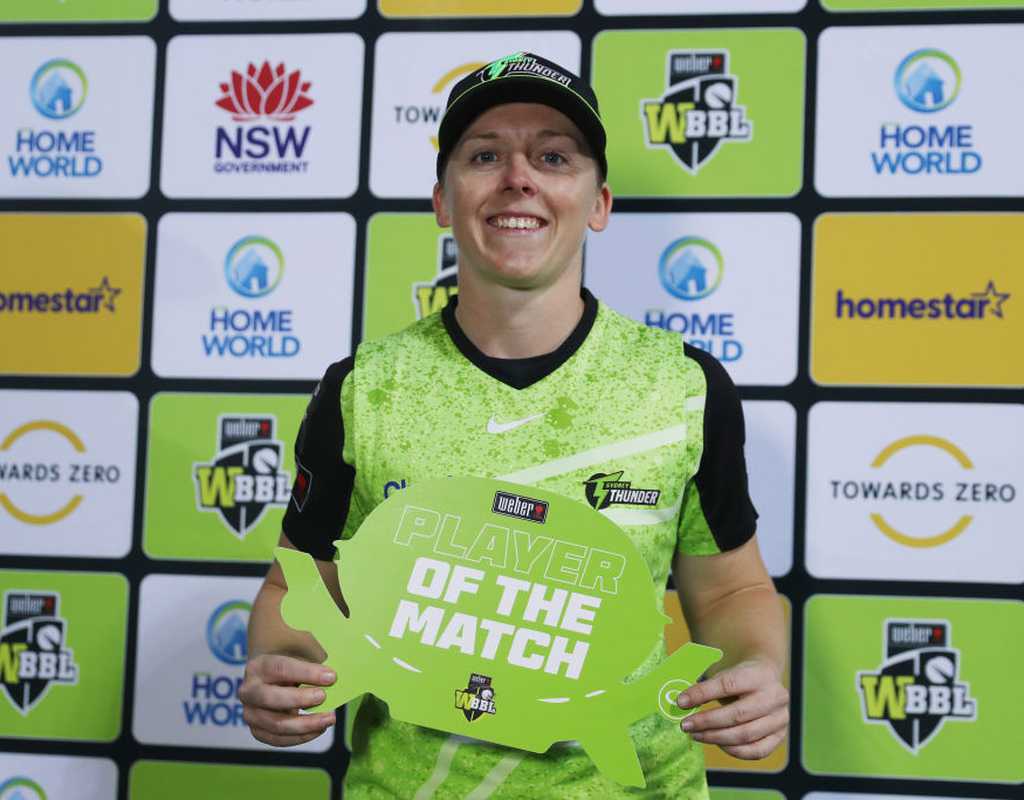 Heather Knight helps Sydney Thunder open account  