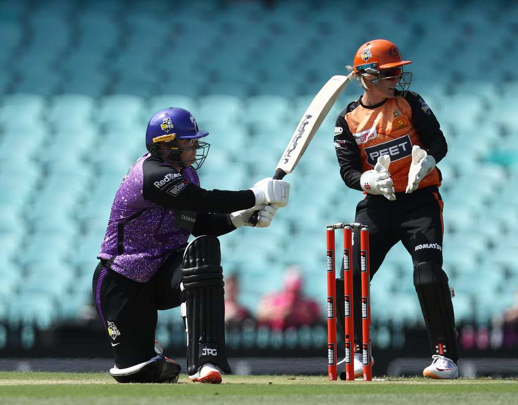 Record-breaking Lizelle Lee fires Hurricanes to big win  