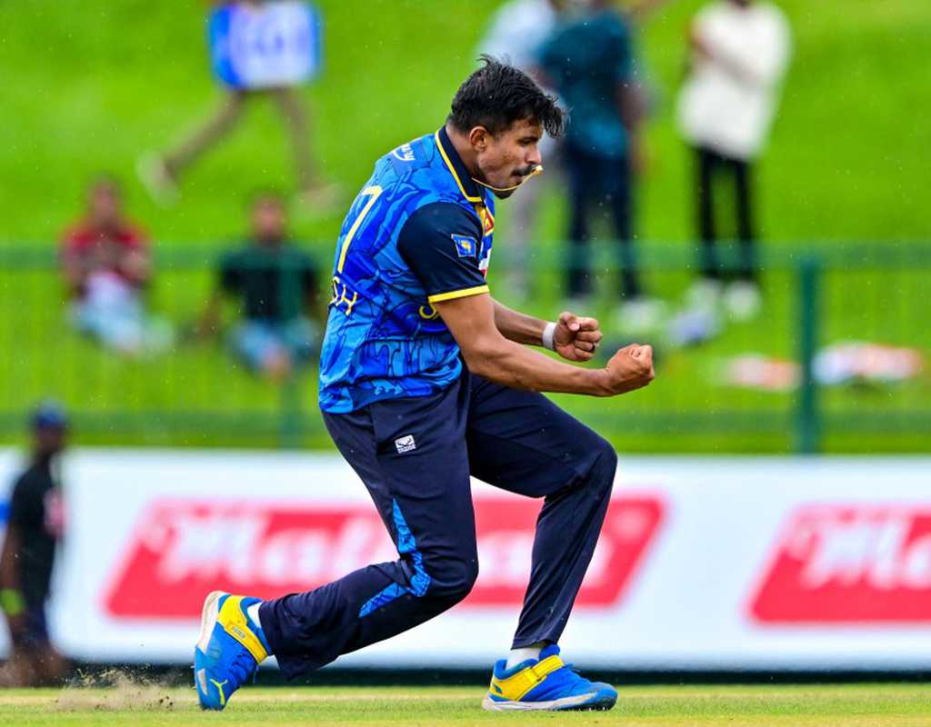 Theekshana, Vandersay keep NZ to 209  