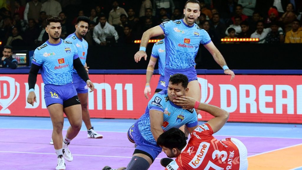 Riding on a Super 10 from Guman Singh, Gujarat Giants overcome Bengal Warriorz in thrilling encounter  