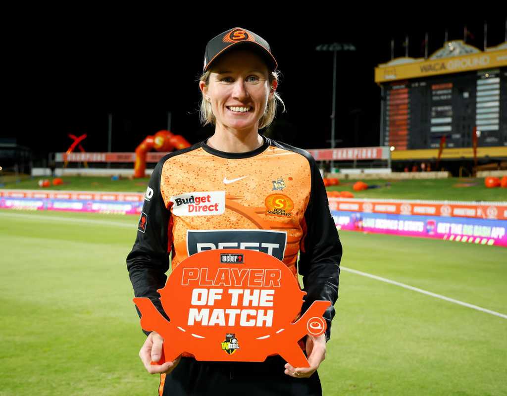 Mooney fifty, King five-fer drive Scorchers to comprehensive win  