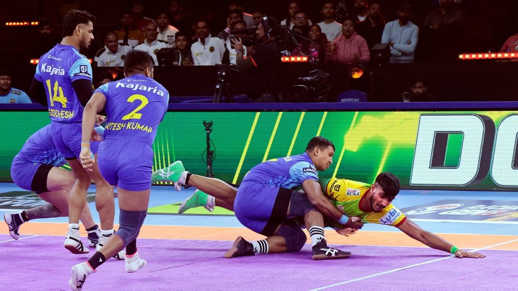 Devank inspires Patna Pirates to win over Bengal Warriorz  