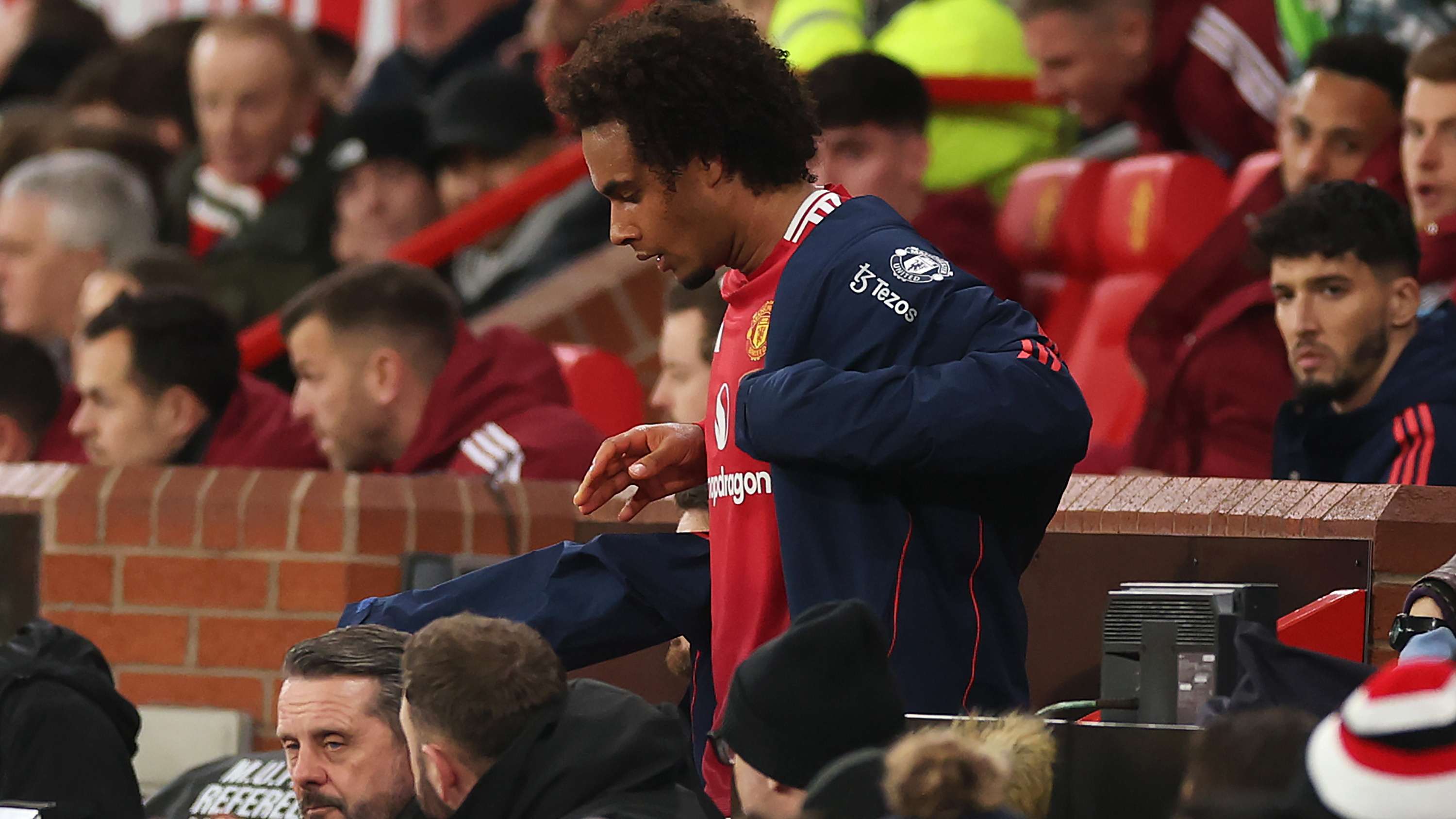 'Like a horror film' - Zirkzee sub cheered by Man Utd fans  