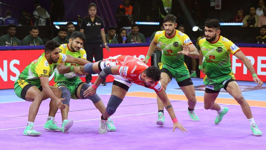 Patna Pirates’ Chances of a Top 2 Finish Take a Hit as Gujarat Giants Hold Them to a Tie  