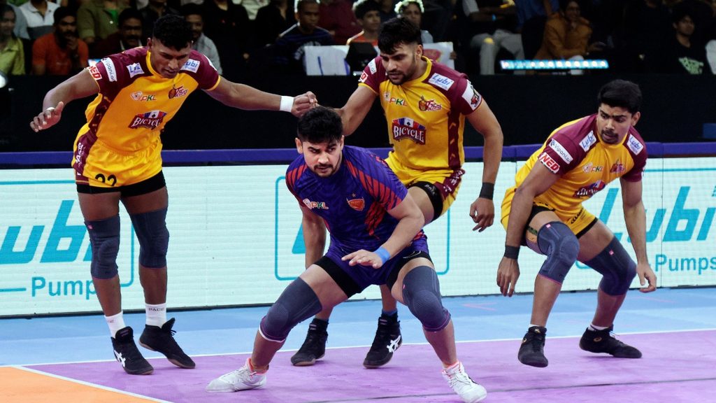 Riding on Naveen Express’ Super 10, Dabang Delhi K.C. get over the line against Telugu Titans  