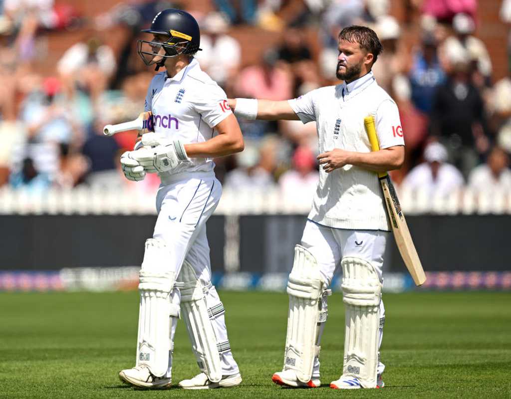 England dig their heels into New Zealand in Wellington  