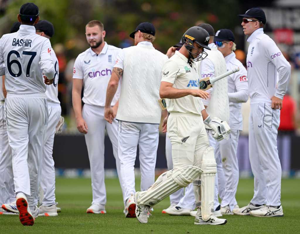 Honours even in Hamilton as England, New Zealand trade blows  