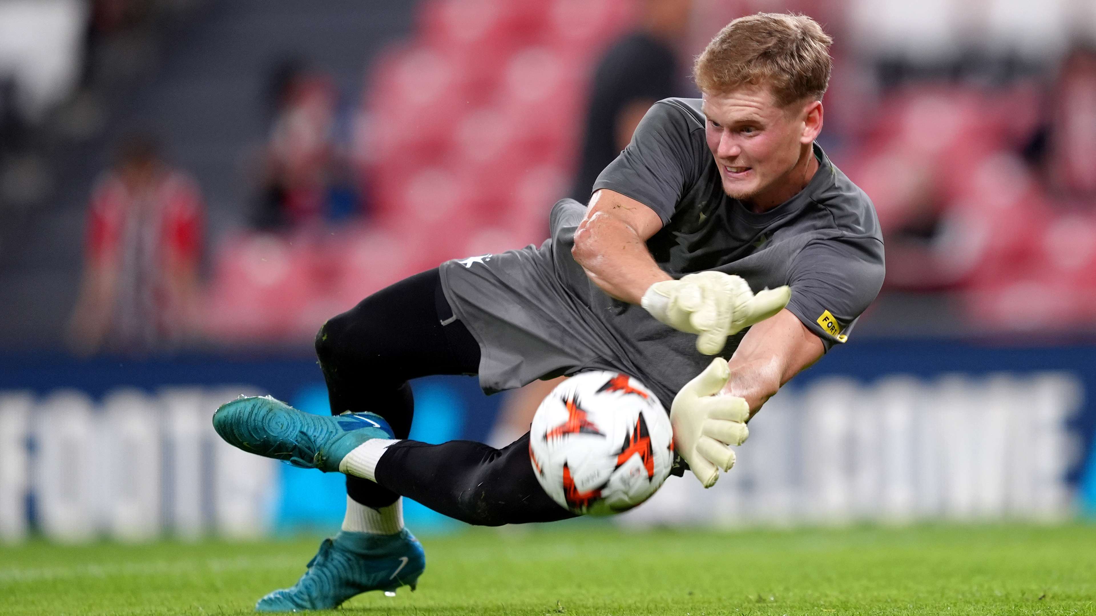 Tottenham complete signing of Slavia Prague goalkeeper Kinsky  