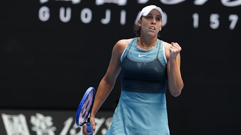 A double-bounce goes Iga Swiatek's way against Emma Navarro—along with most everything else  