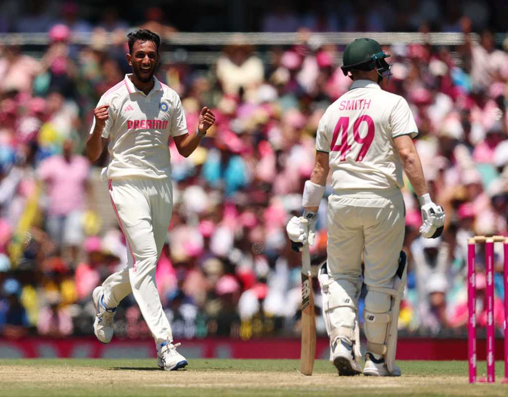 Australia lose three in eventful start to the chase  