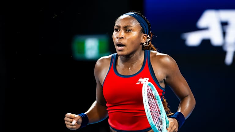 Why did Danielle Collins change her Instagram profile picture to an Iga Swiatek handshake photo?  