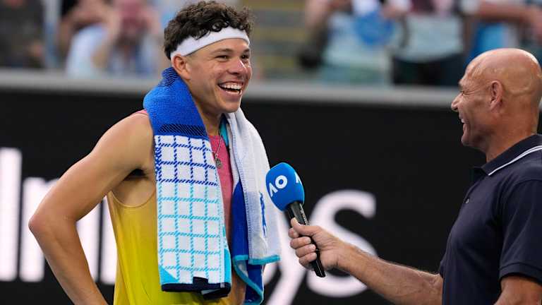 Jannik Sinner into Australian Open semis over Alex de Minaur  
