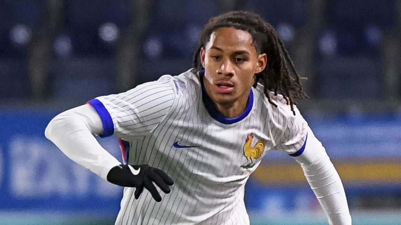 Chelsea agree deal to sign teen midfielder Amougou  