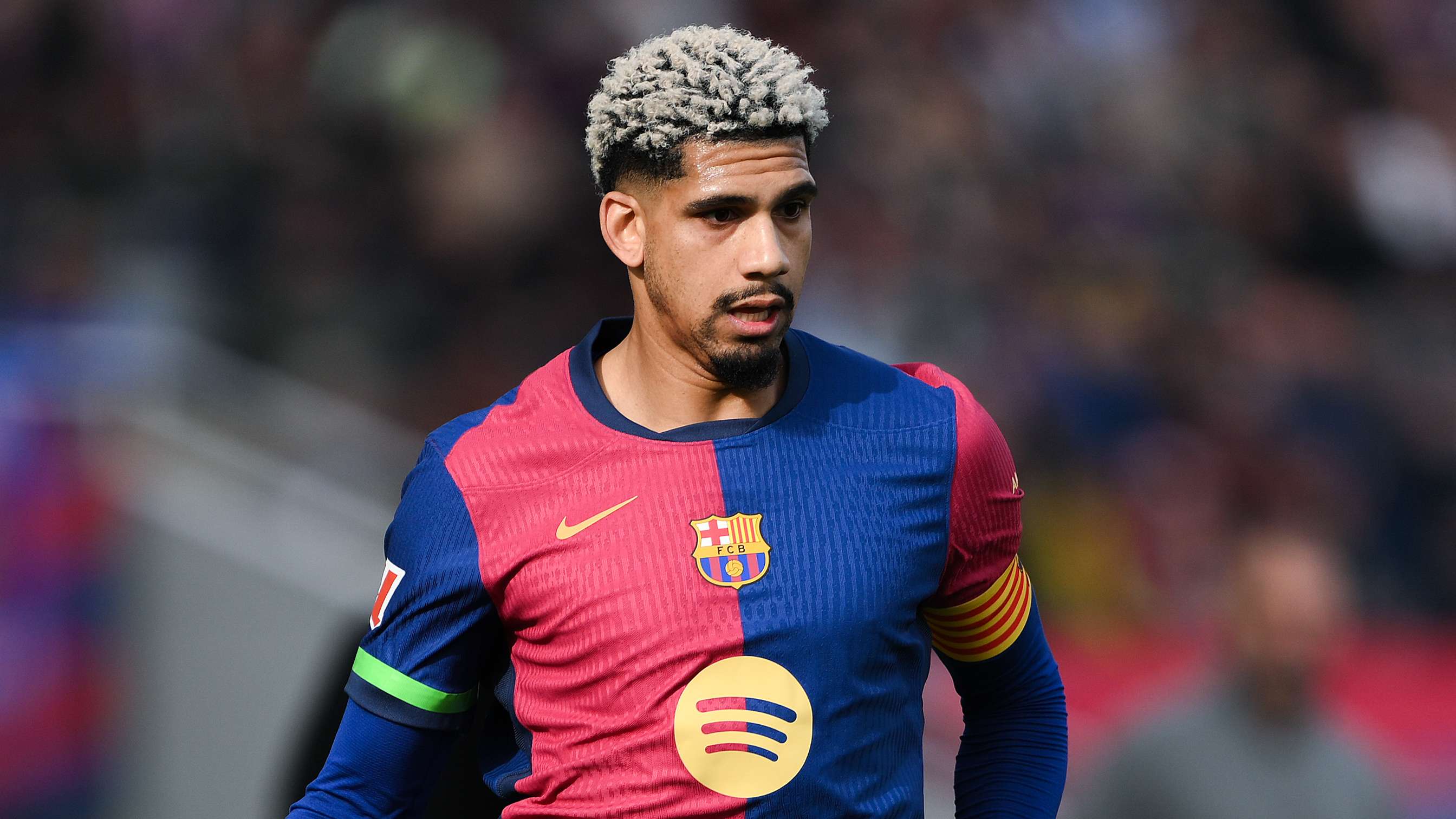 Man Utd eye stunning €100m summer bid for Barcelona star Araujo  