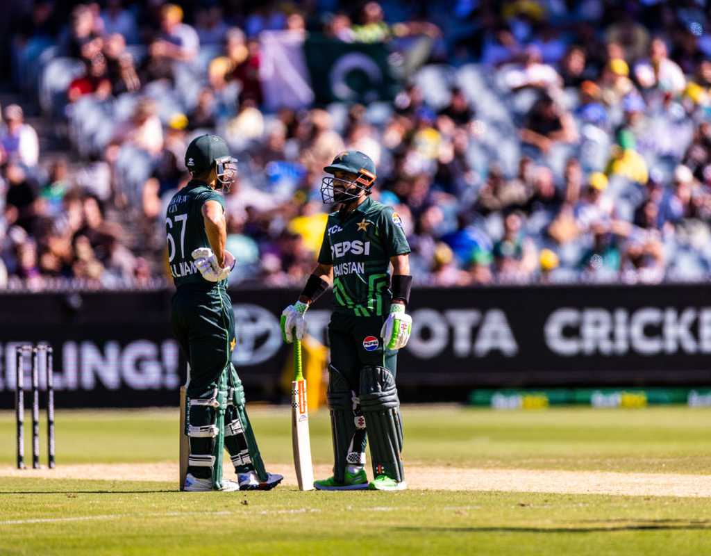 Record chase sends Pakistan to tri-series final  