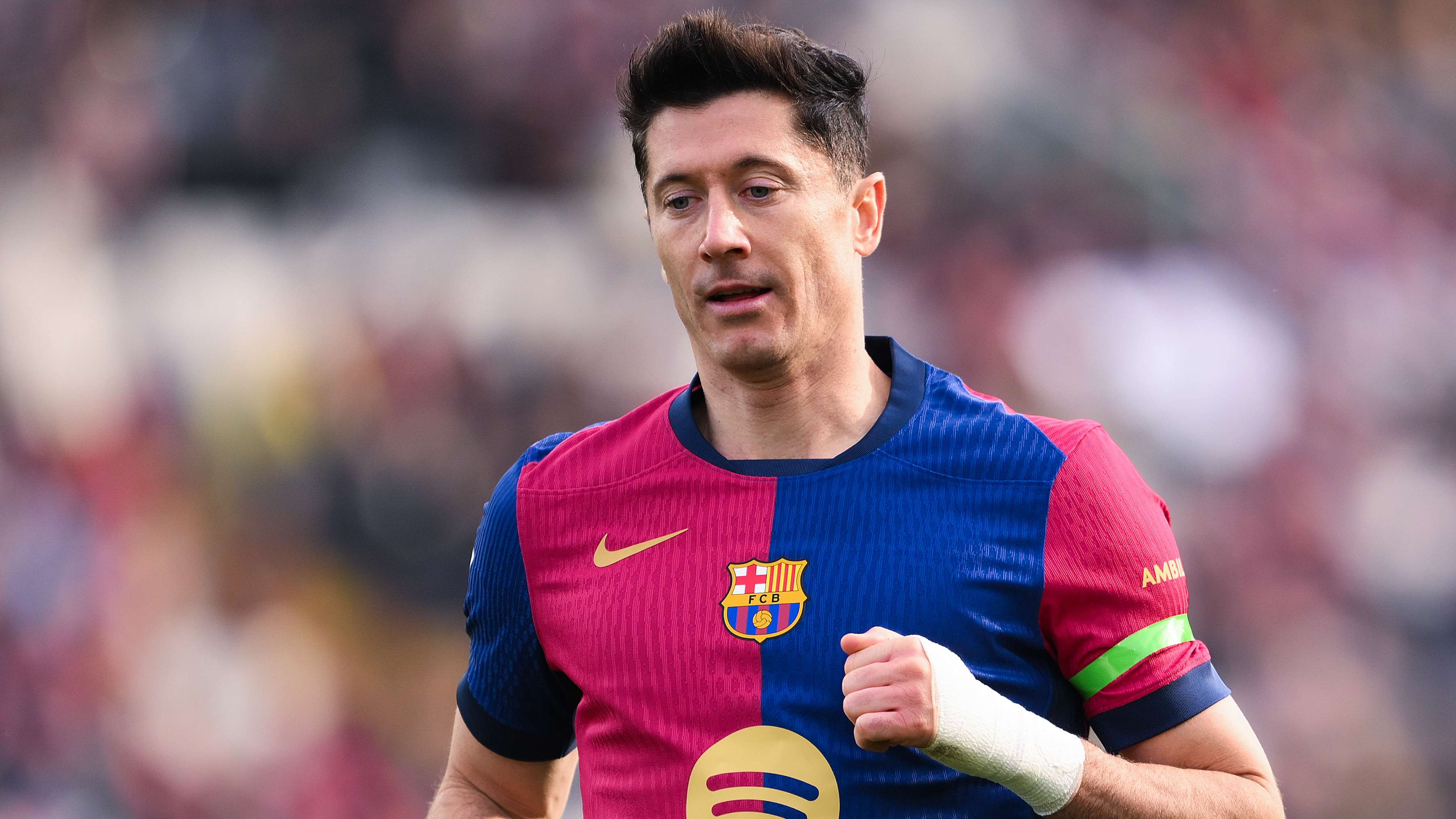 How much does Robert Lewandowski earn per week playing for the Catalans?  