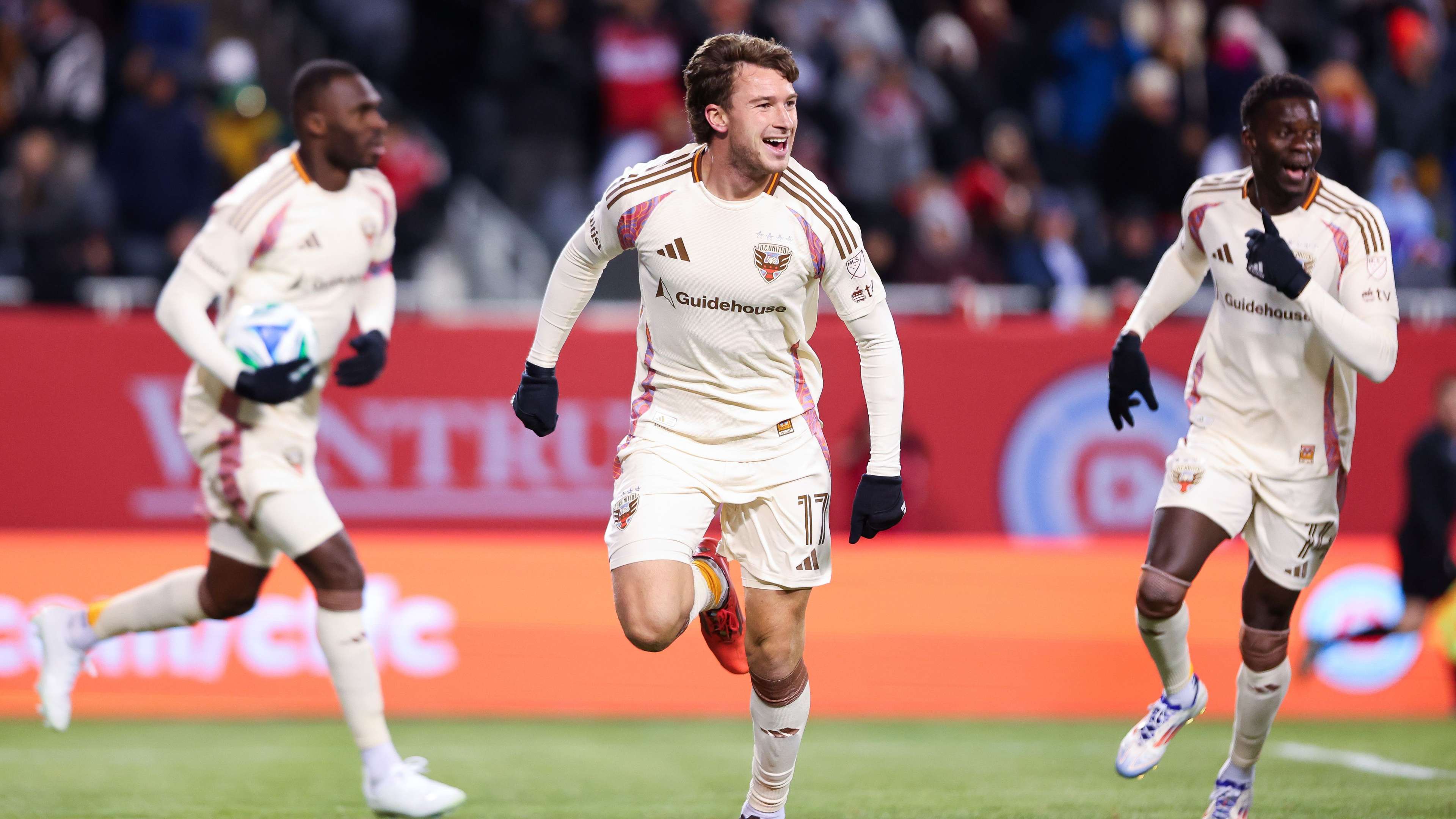 WATCH: Murrell's stunning bicycle kick salvages draw for D.C.  