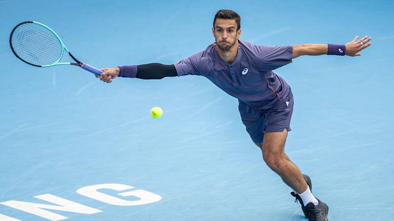 'Brave' Magda Linette ousts Coco Gauff, Fils tops Tiafoe on tough Monday in Miami for U.S.  