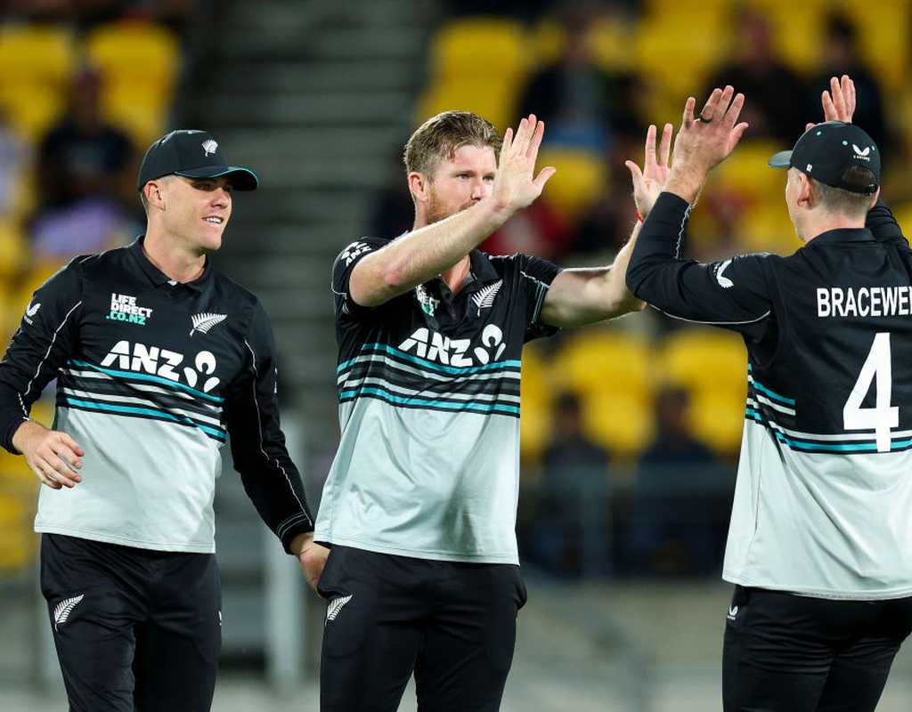 Neesham, Seifert crush Pakistan to win series 4-1  