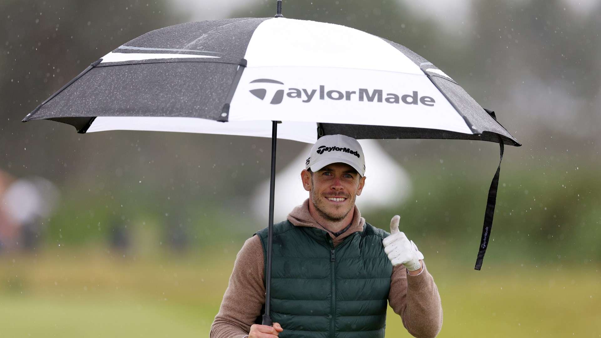 📽️ | Bale hits crossbar with stunning golf shot from halfway line  