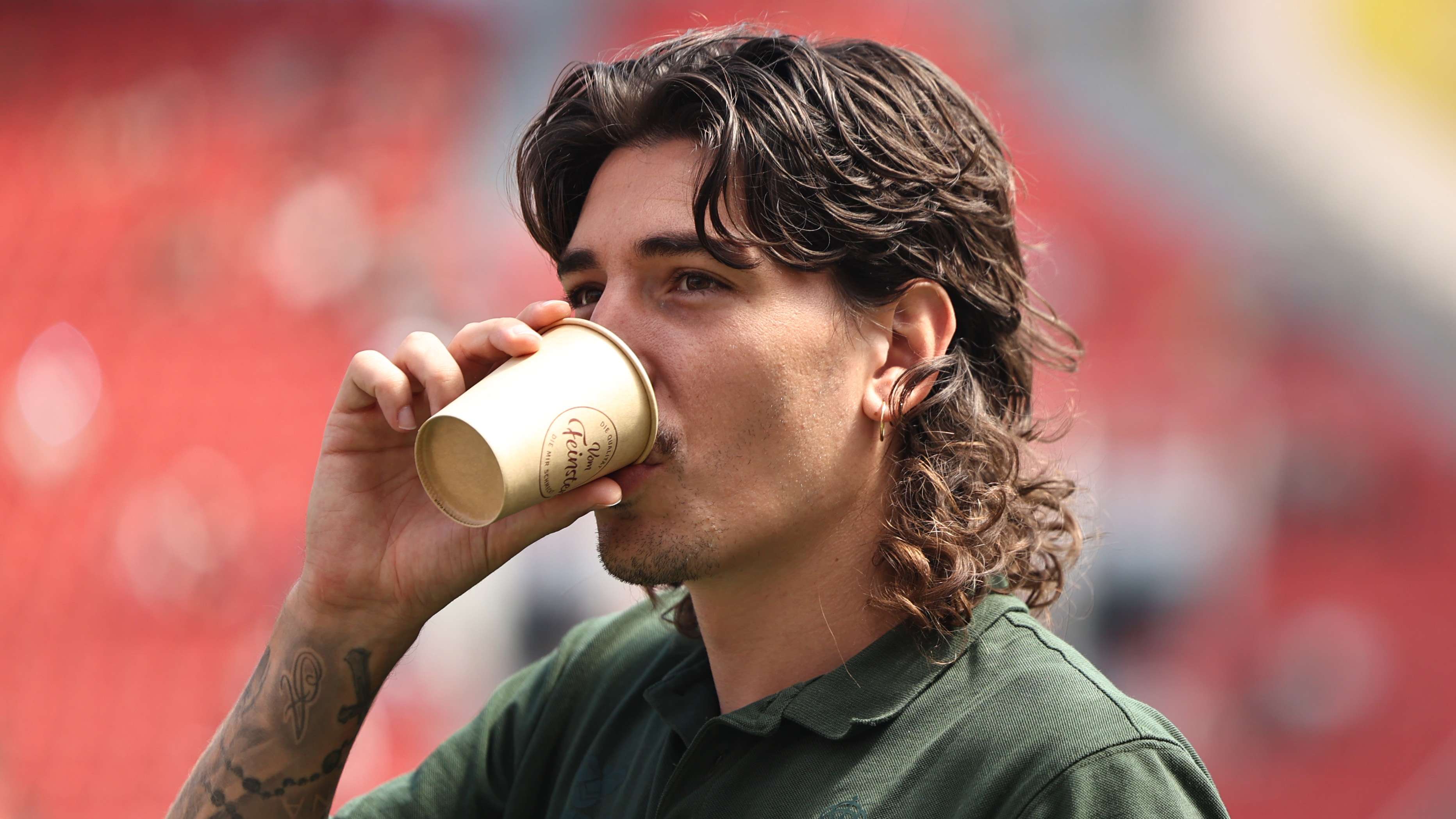 Bellerin: Clubs don't let players be humans  