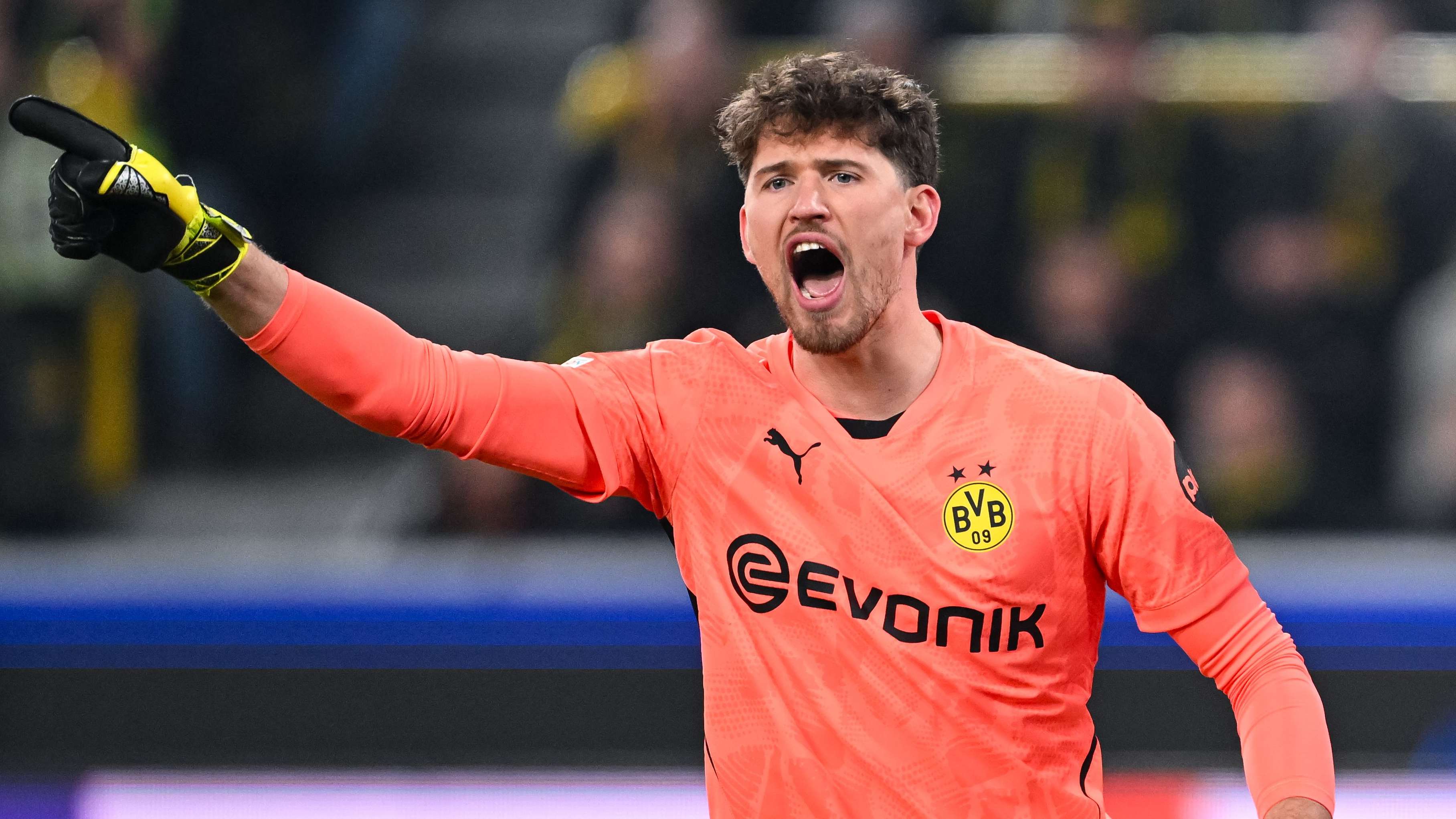 Chelsea & Newcastle frontrunners to sign Bundesliga keeper worth £60m  