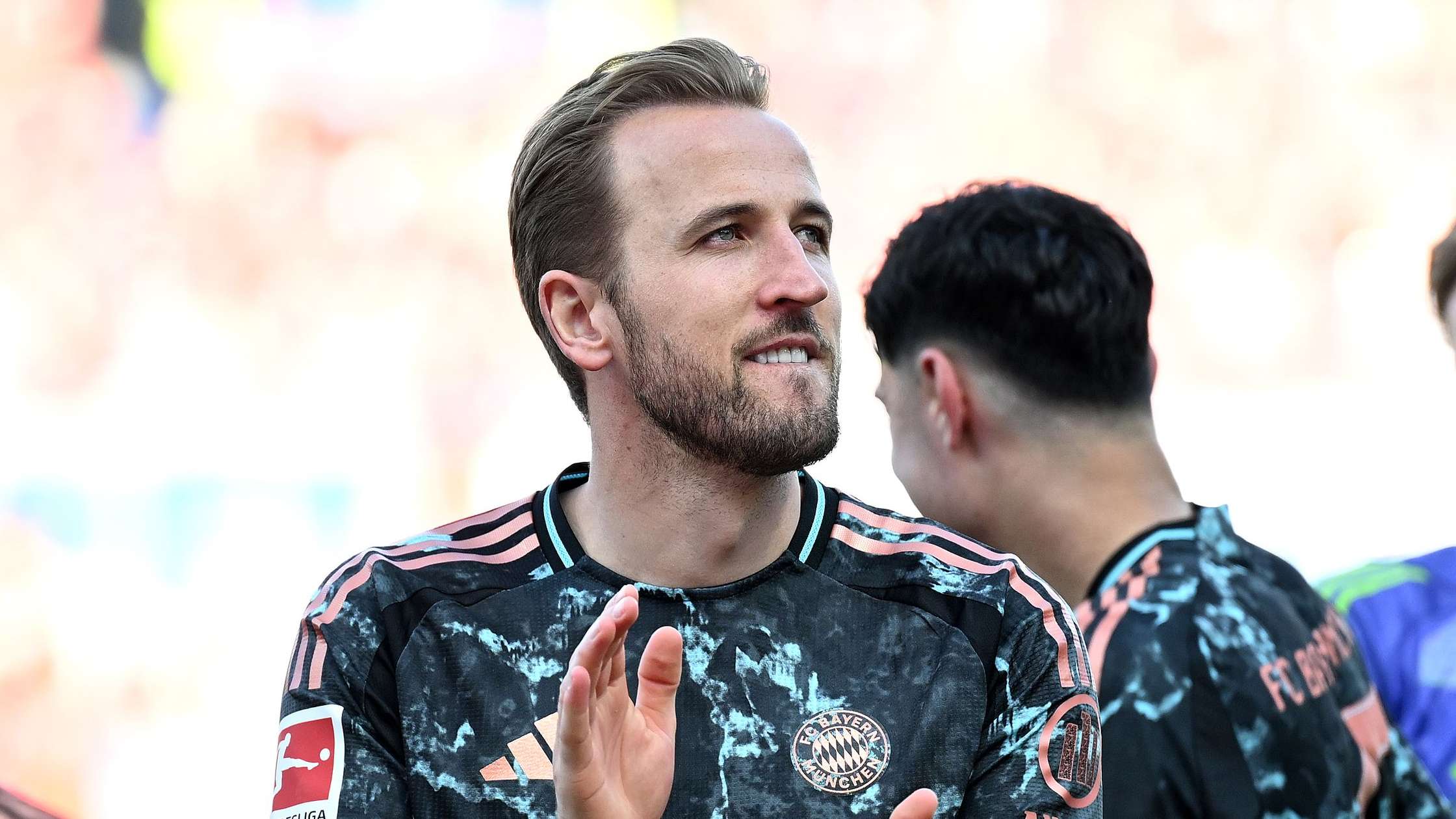 Bayern director praises record breaker Kane  