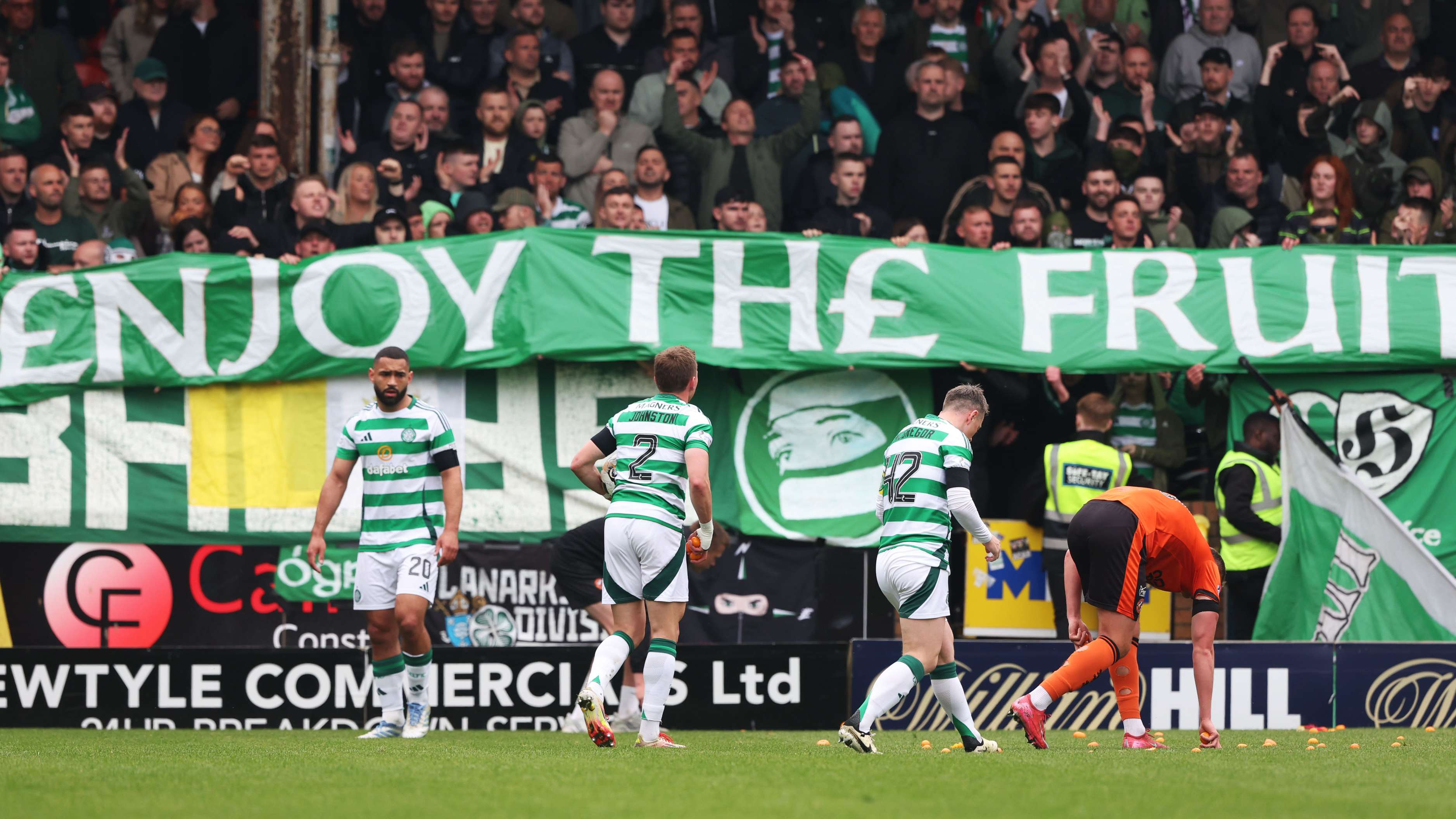📽️ | Celtic match suspended after tangerine protest  