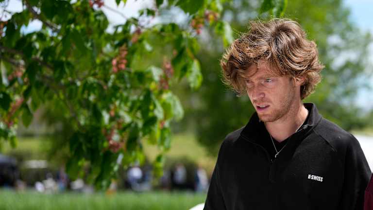 "It’s being a complicated injury": Paula Badosa forced to delay 2025 clay debut with back issue  