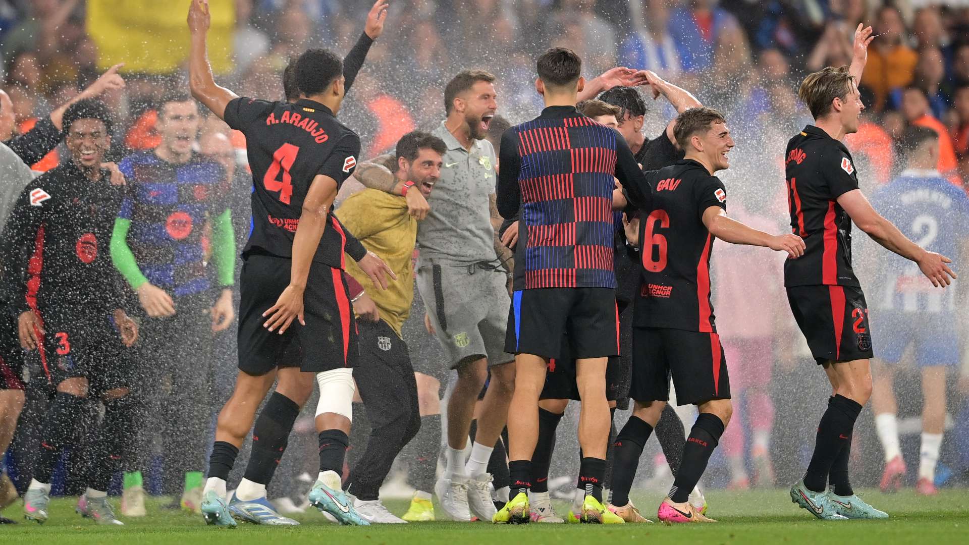📽️ | Espanyol rain on Barca's title parade with sprinklers!  