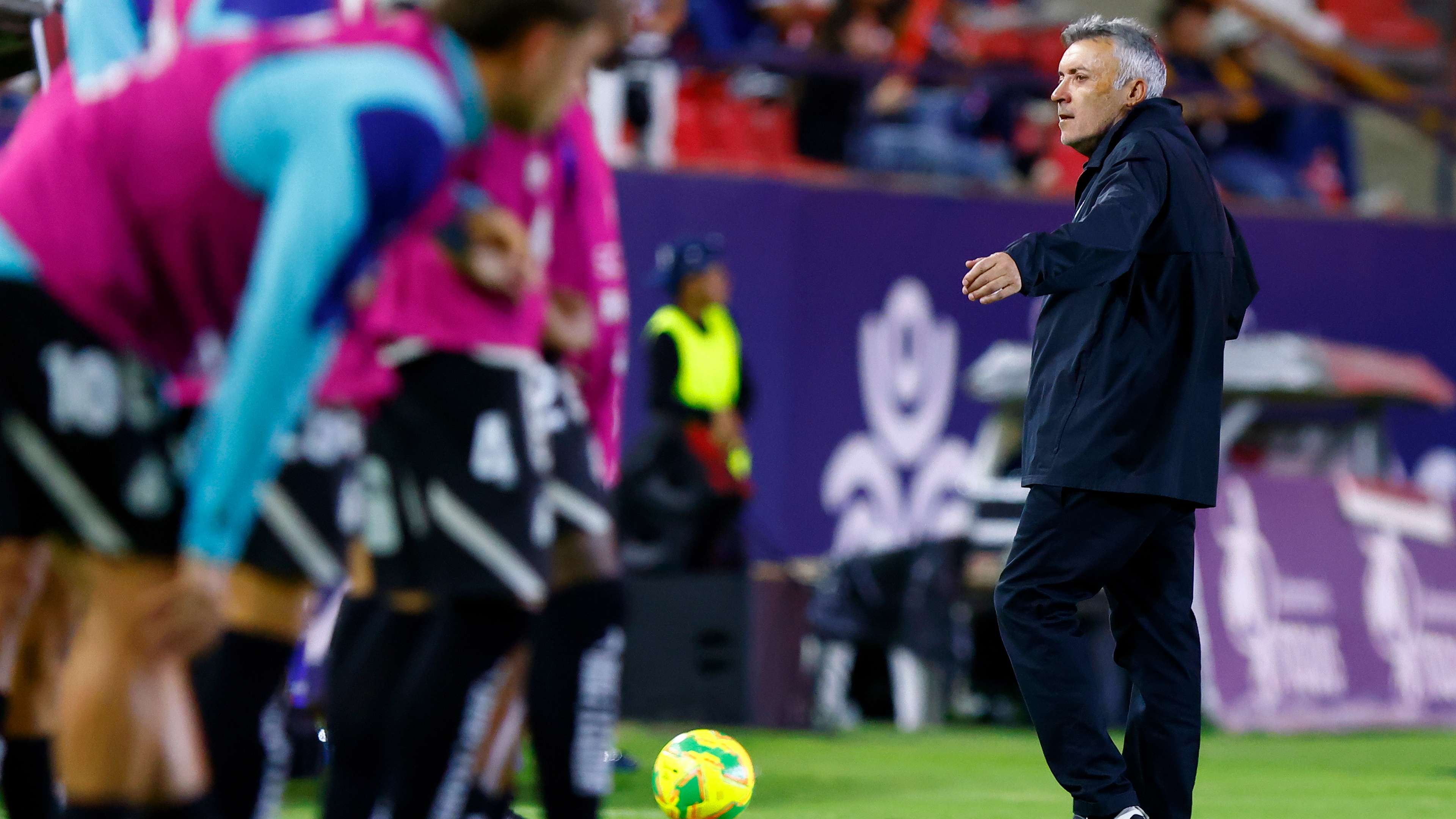 Report: Torrent, Milito finalists for Chivas job  