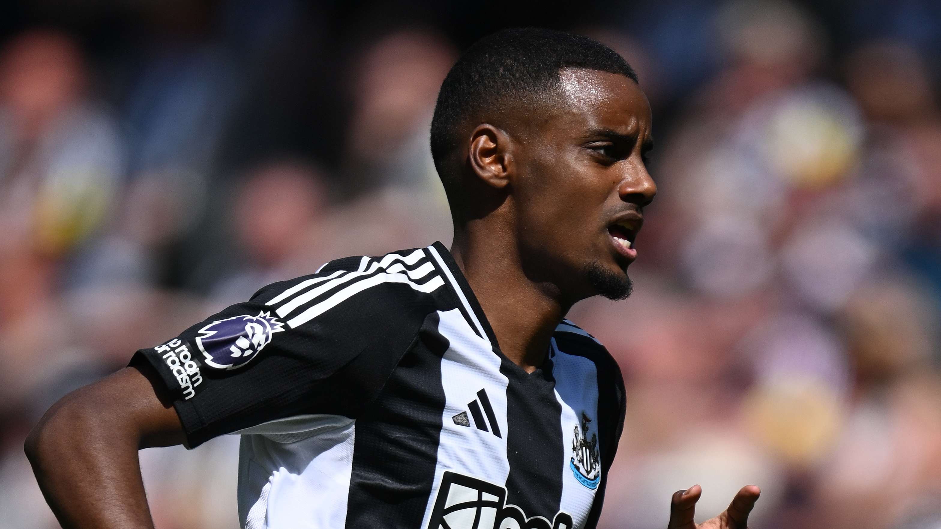 Howe admits Isak could secure big-money transfer away from Newcastle  